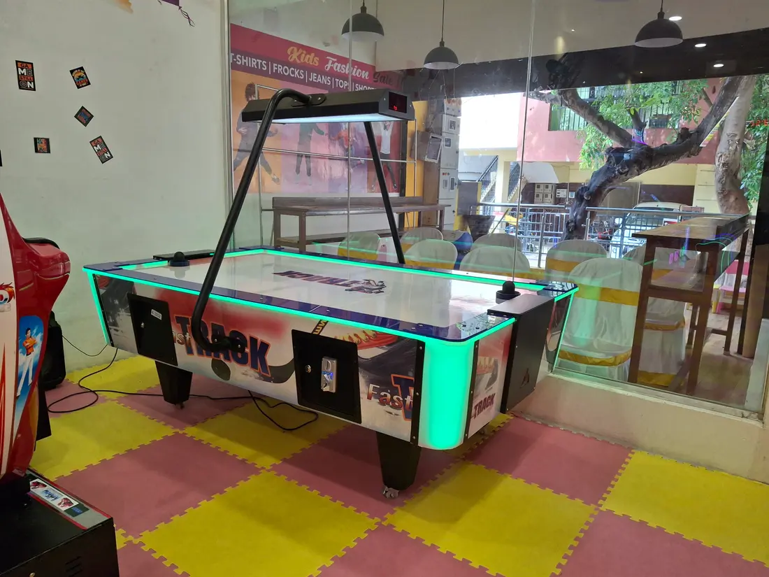 Air hockey table